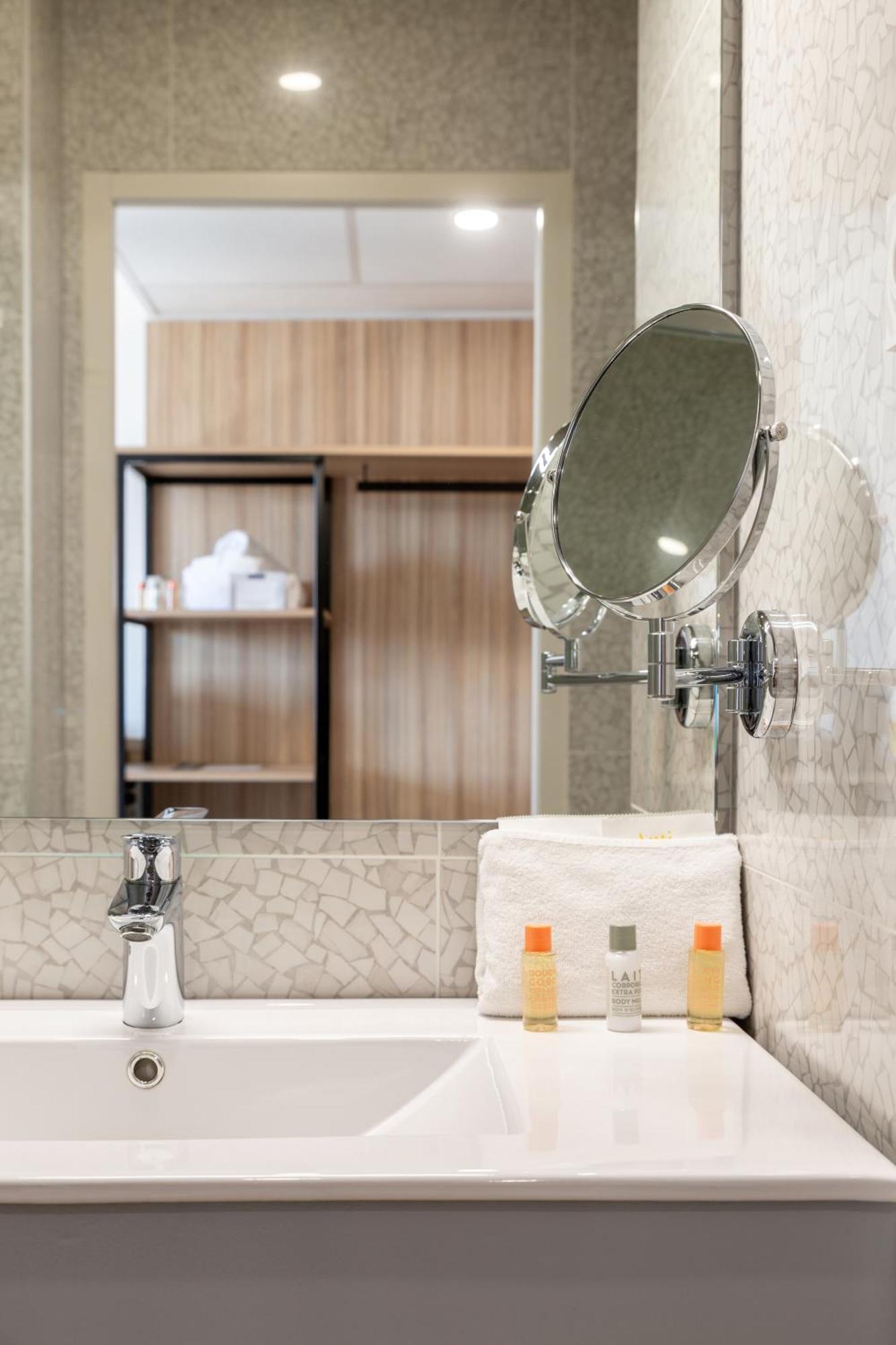 Golden Tulip Hotel & Rooftop Martigues Provence Rom bilde